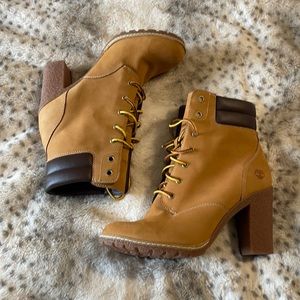 Timberland women’s heeled lace up boots size 8